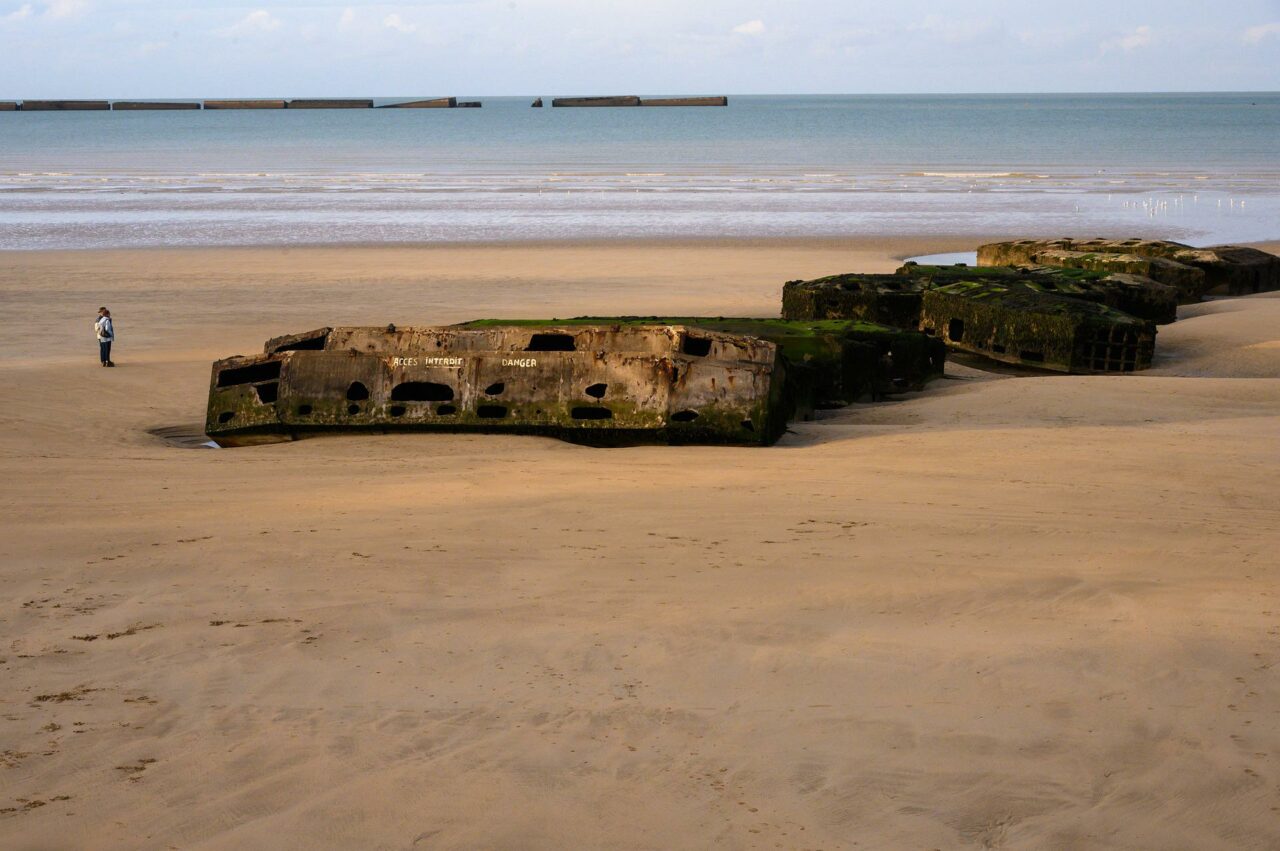 Rester etter 2.verdenskrig på stranden i Arromanches