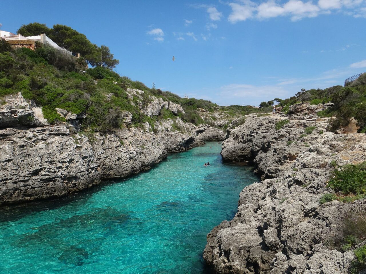 Badevik på Menorca med krystallklart vann
