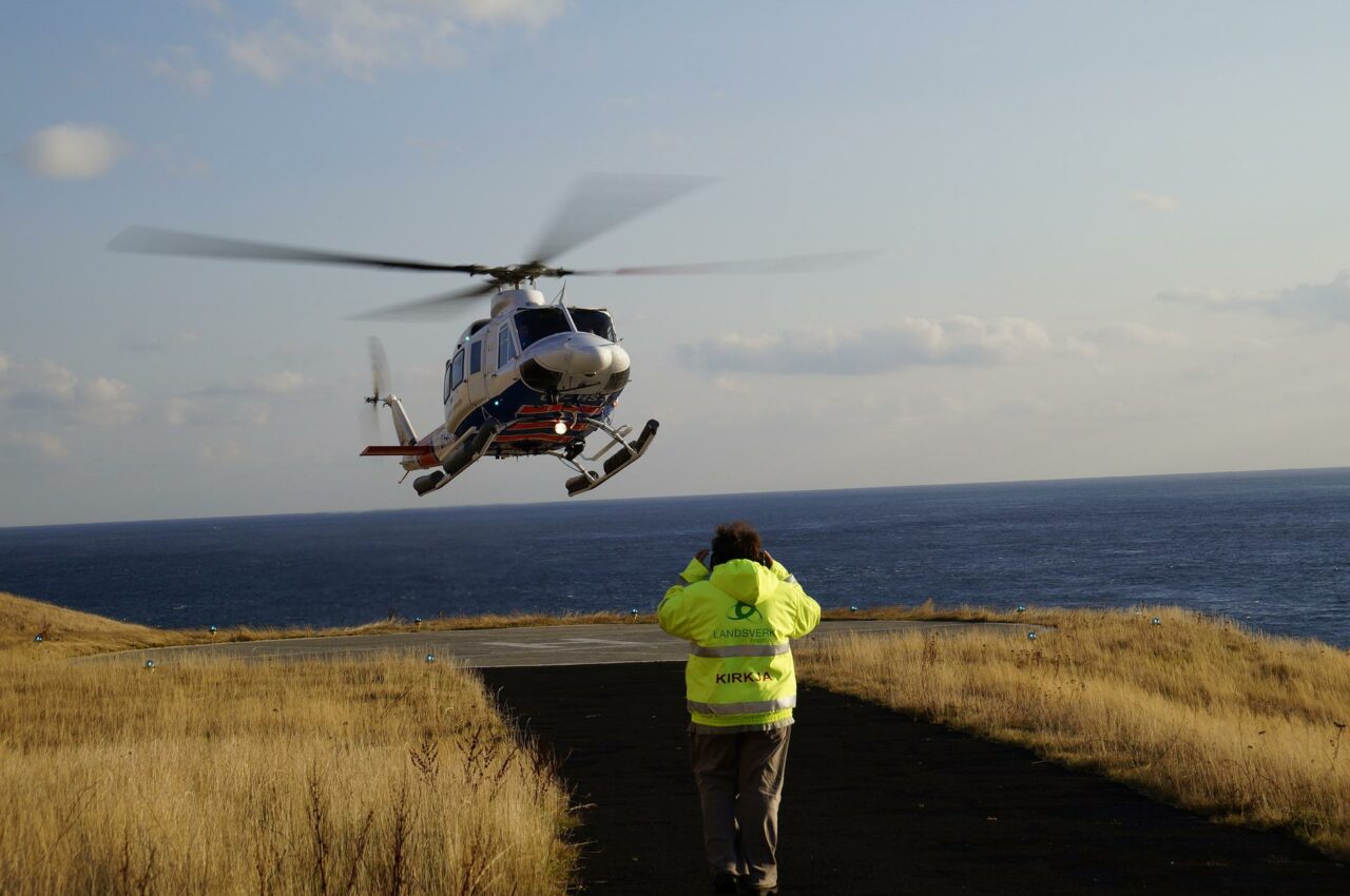 Helikopter lander på Færøyene