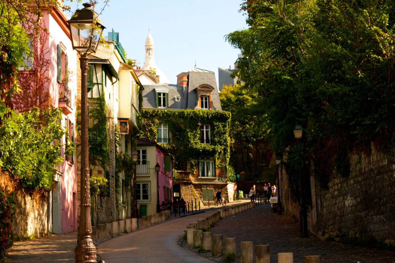 Fargerike hus i Monmartre i Paris, Frankrike