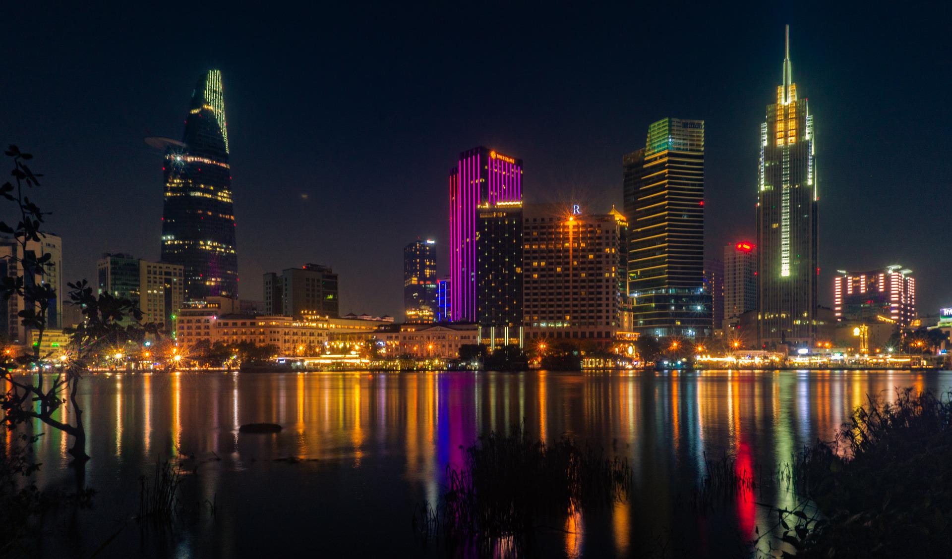 Ho Chi Minh skyline på kvelden