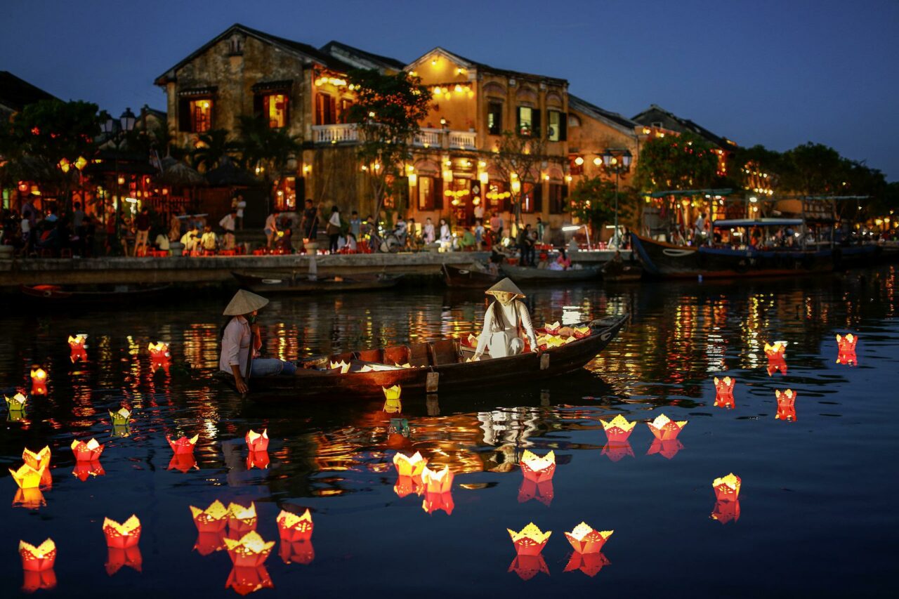 Lysende lanterner på kvelden i Hoi An