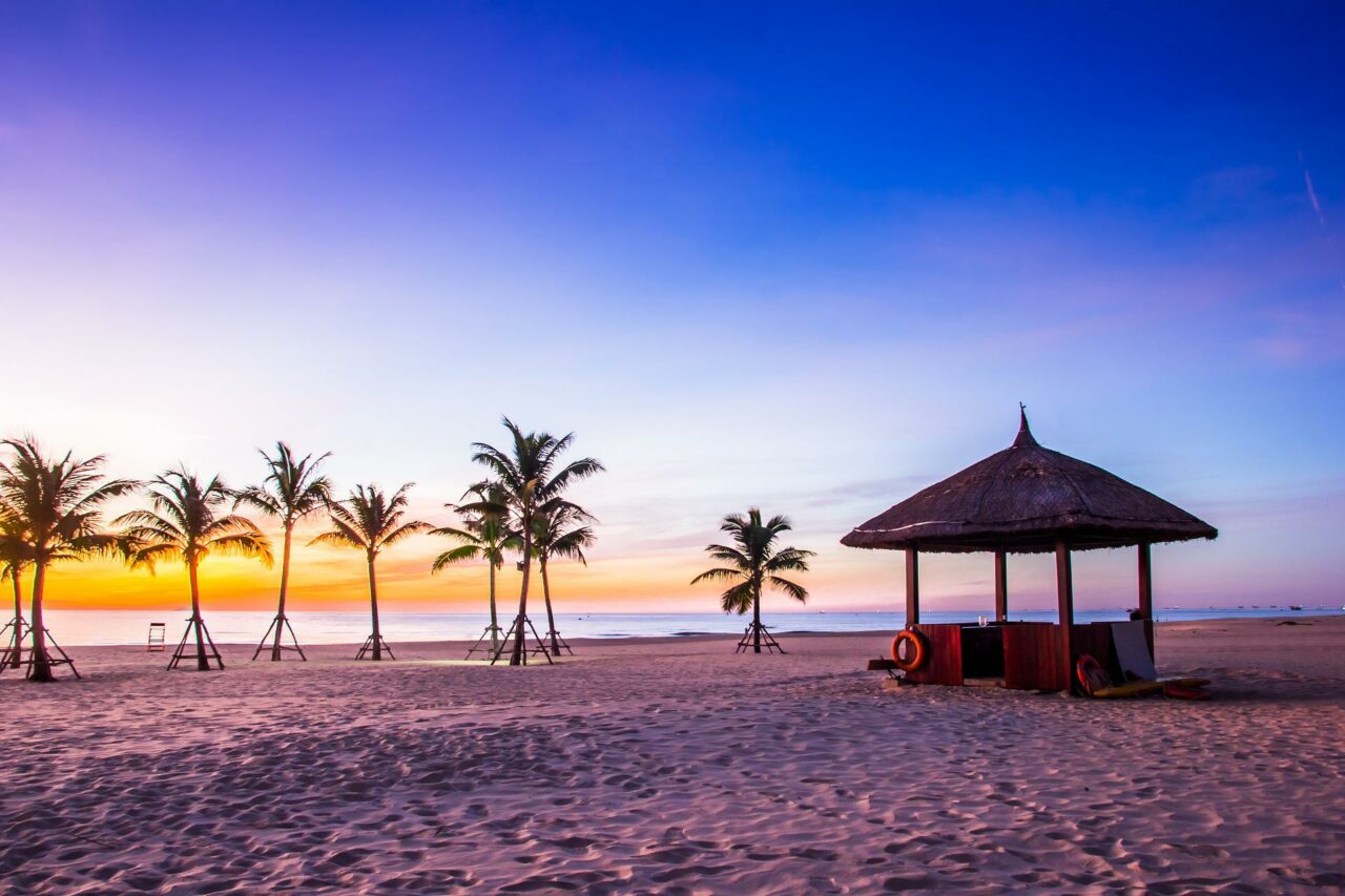Solnedgang på strand i Hoi An