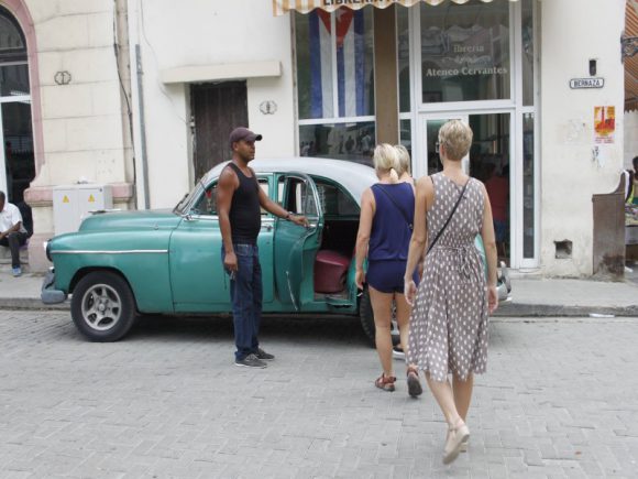 På vei inn i en gammel bil på Cuba