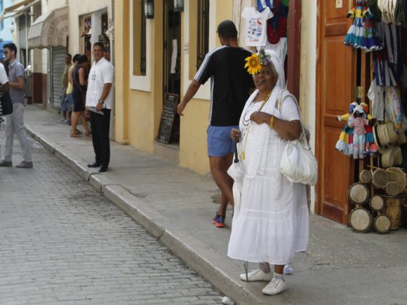 Lokal kvinne kledd i hvitt på Cuba