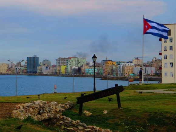 Flagg vaier i vinden i Havanna