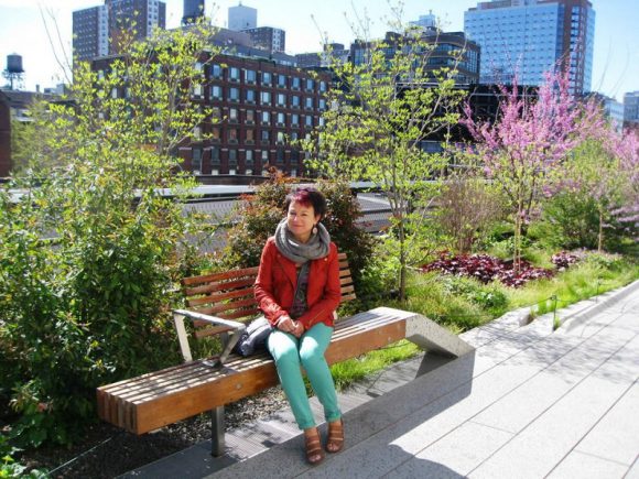 Anki nyter solen i New York på en benk langs The Highline