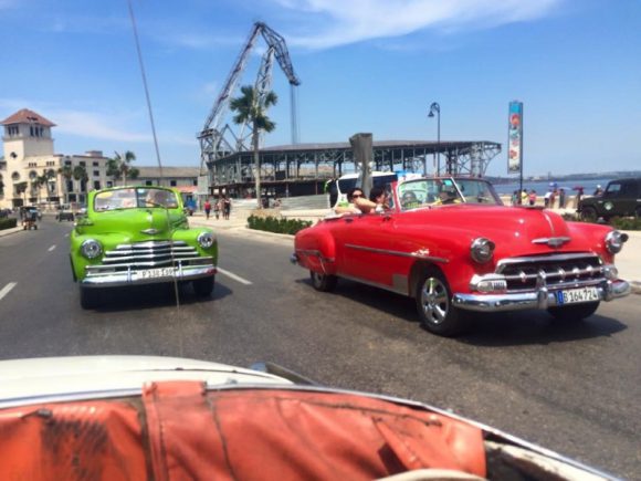 Gamle amerikanske biler kjører langs Malecon i Havanna, Cuba