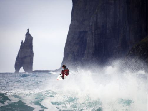 Surfing blant høye bølger på Færøyene