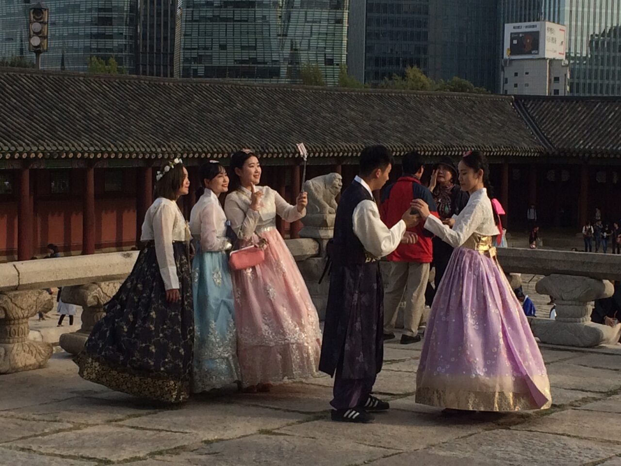 Mennesker med tradisjonelle drakter i Seoul, Sør-Korea