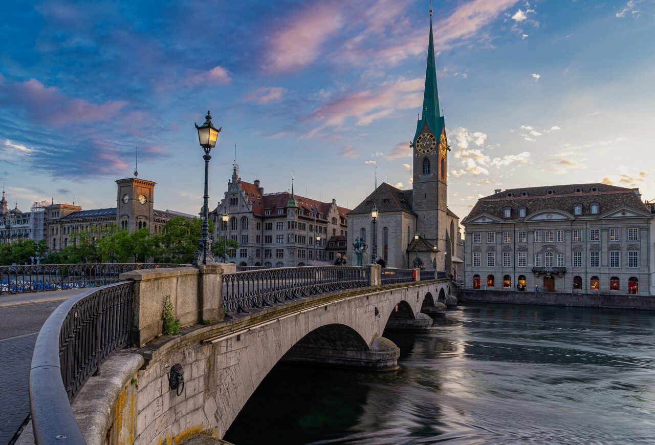 Bro og vakker arkitektur i Zurich