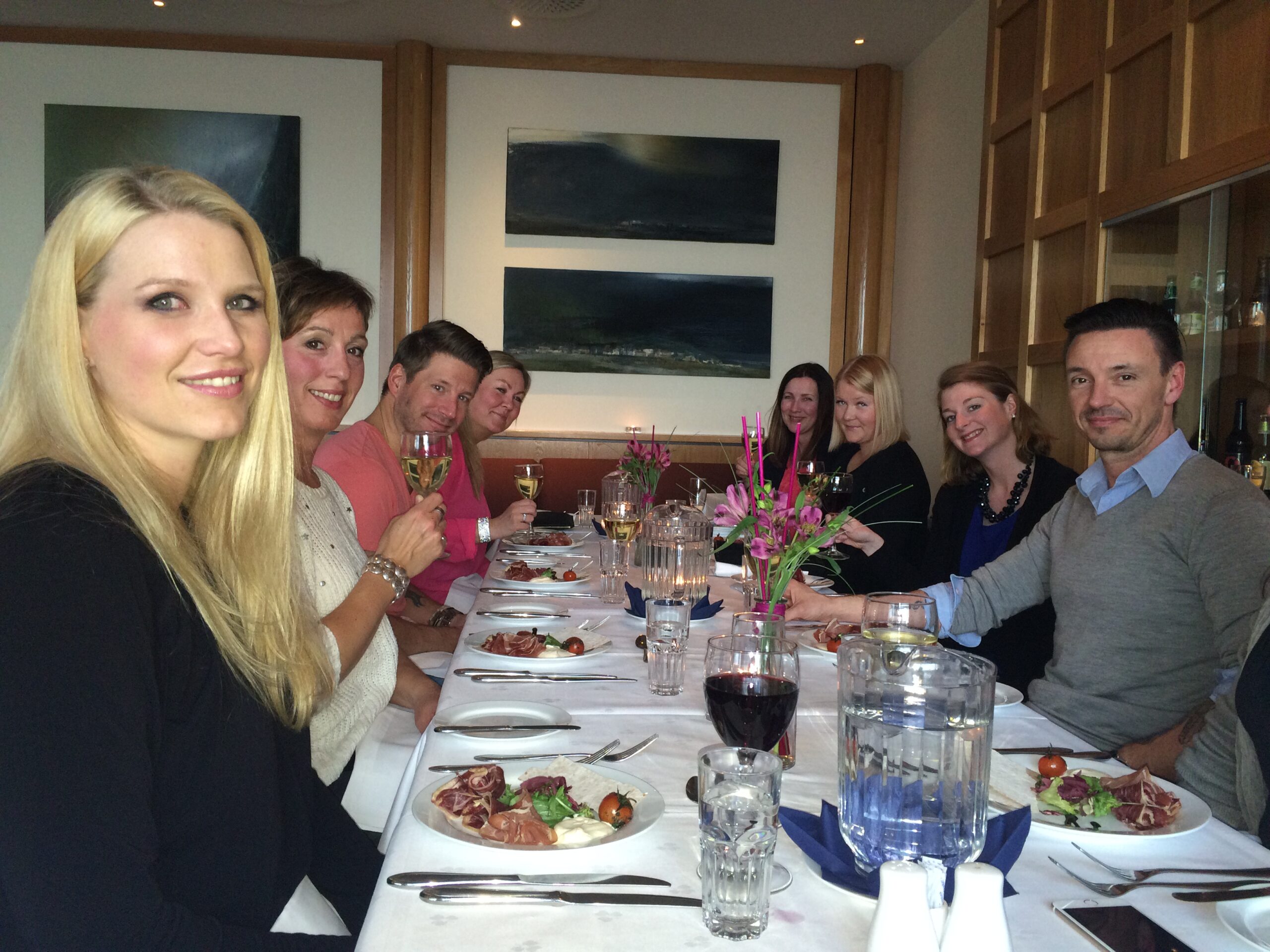 Reisetestere spiser middag i Ålesund