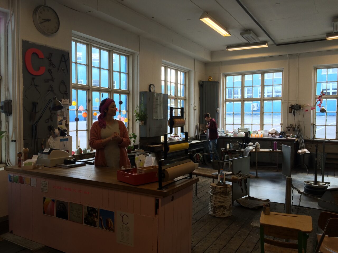 Reisetestere på besøk hos Devoldfabrikken i Ålesund