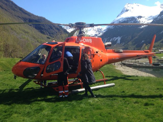 Reisetestere på tur med helikopter i Ålesund