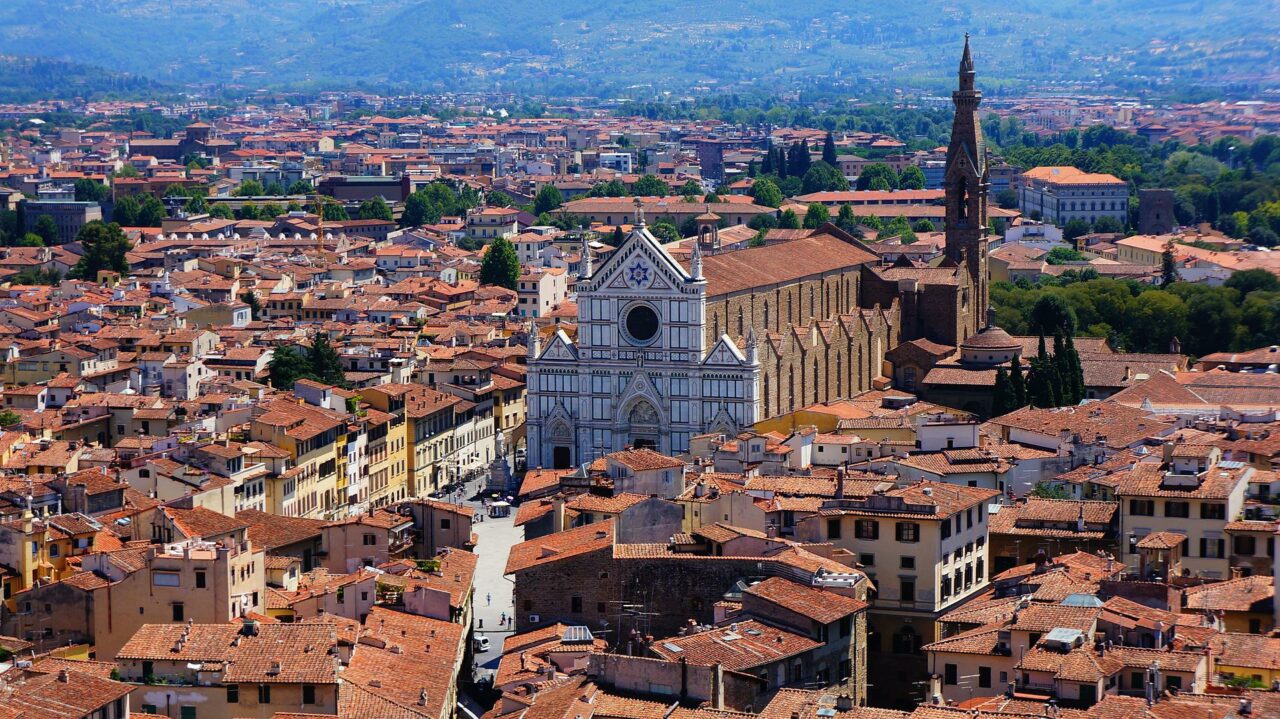Oversiktsbilde av den enorme kirken Santa Croce