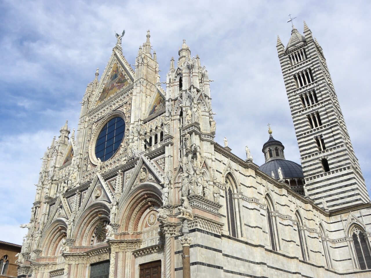 Den imponerende hvite katedralen i Siena