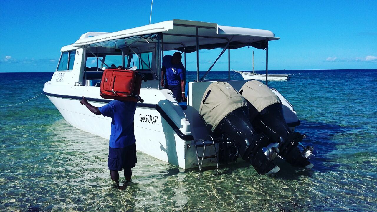 Bagasjebærer ut i båten, klar for øyhopping i Mosambik
