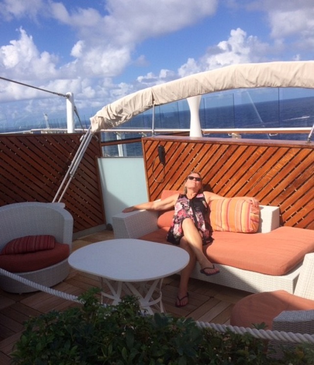 Kvinne slapper av i cabana på cruise