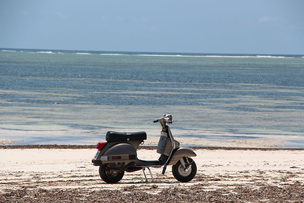 Moped langs strandkanten i Zanzibar