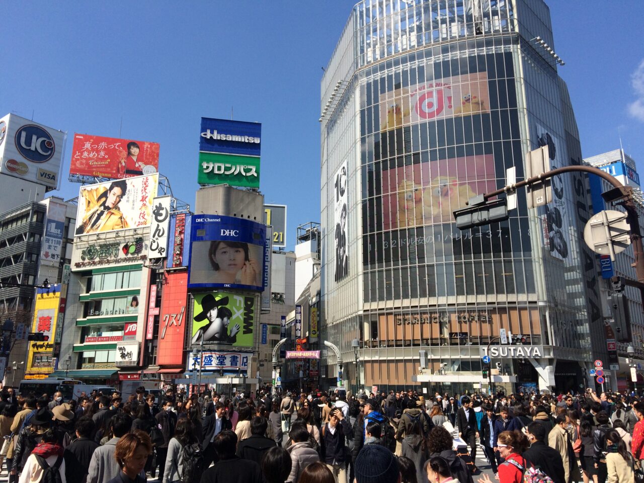 Store folkemengder på vei over Shibuya Crossing i Tokyo