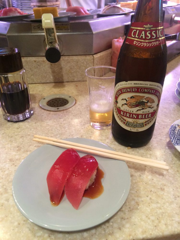 Sushi på restaurant i Tokyo