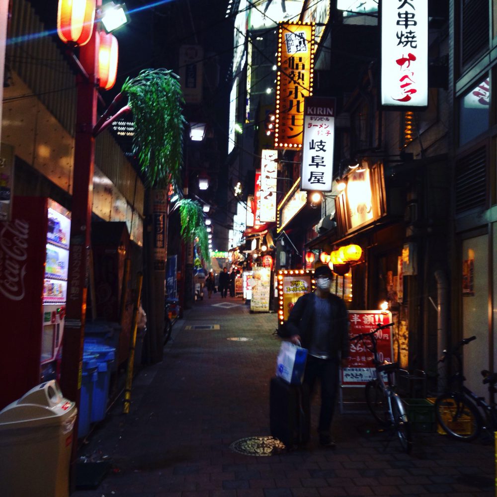 Trange gater og små barer i Golden Gai i Tokyo