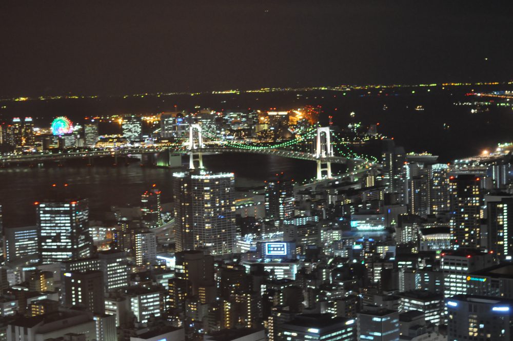 Masse lys om natten i Tokyo