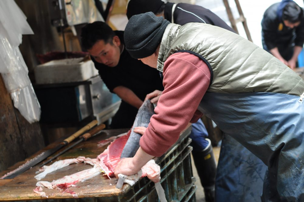 Filetering av fersk fisk på fiskemarkedet i Tokyo