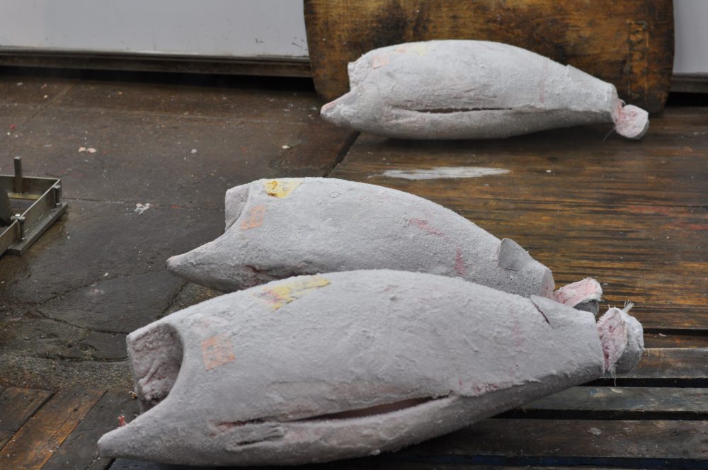 Tre frosne tunfisk på fiskemarkedet i Tokyo