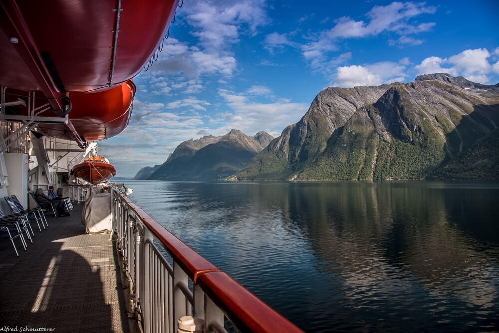 Hurtigruten som seiler langs vakkert kystlandskap i Norge