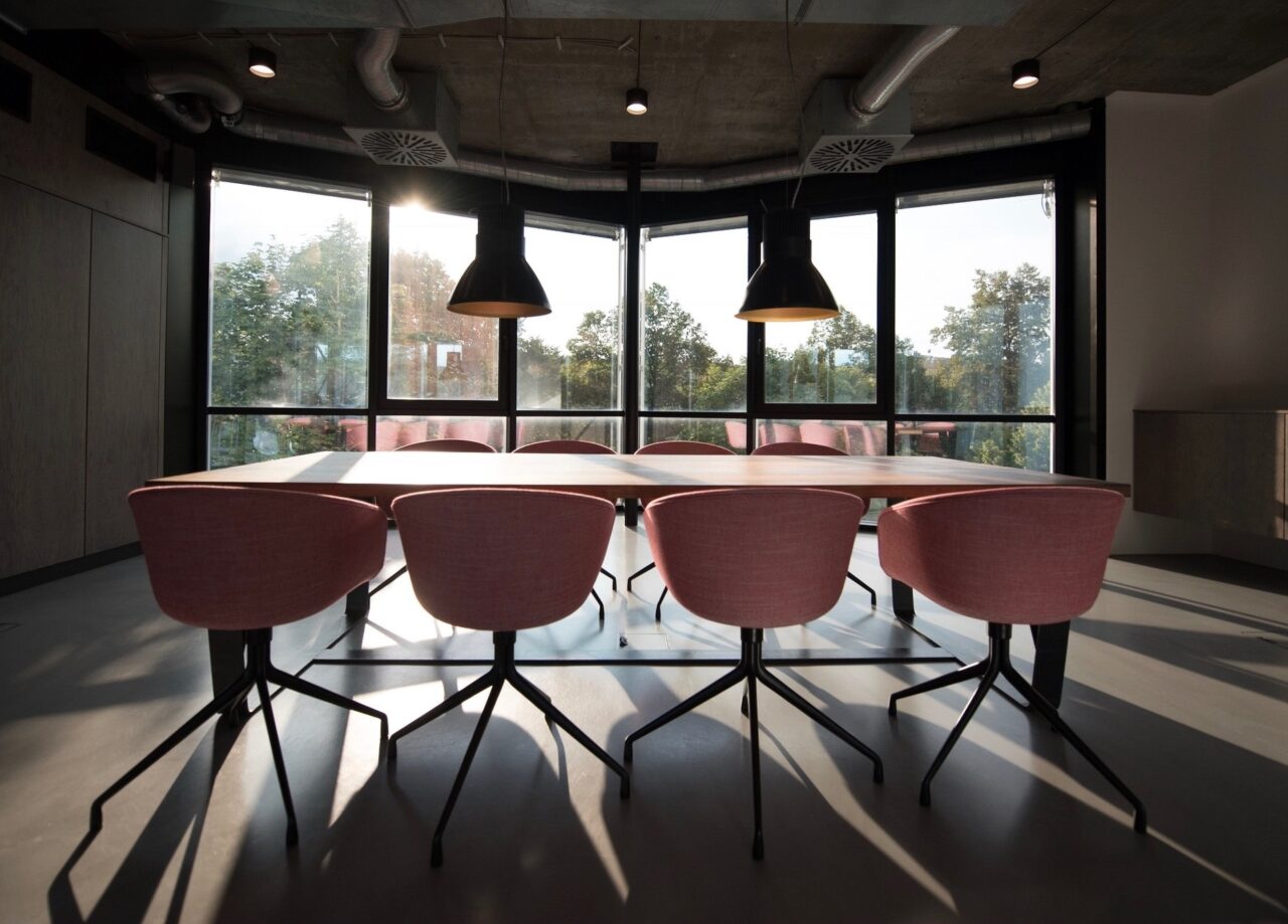 Et styrebord i et rustikk møtelokale