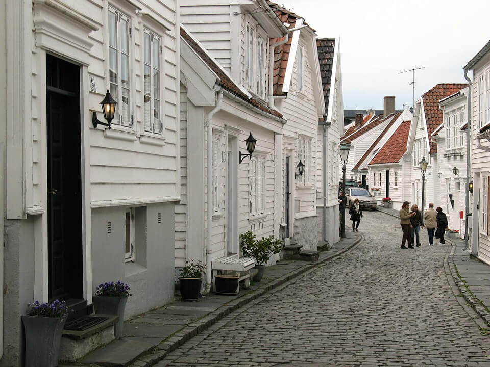 Hvite trehus i Gamle Stavanger, Norge