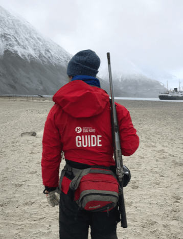 Guide på Svalbard med rifle over skulderen