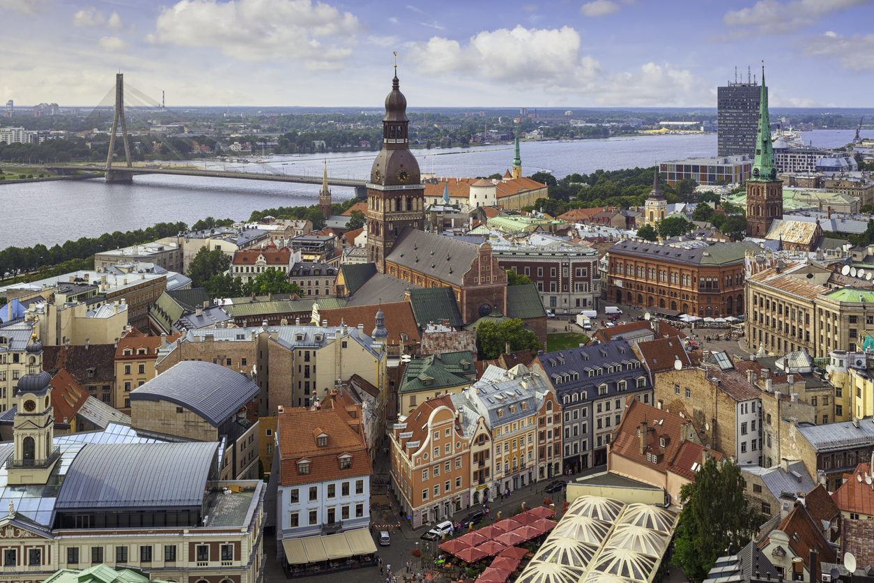 Utsikt over katedralen og elven Daugava i Riga