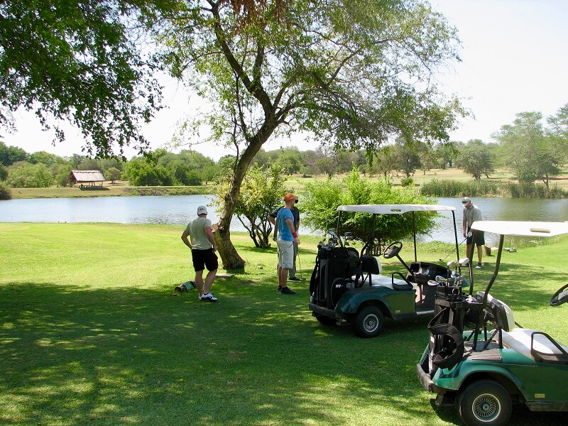 Golfbiler på golfbane i Sør-Afrika