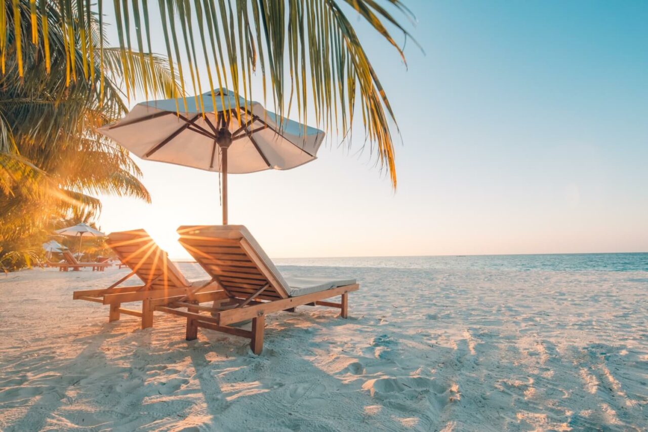 Stoler i solnedgang på en strand