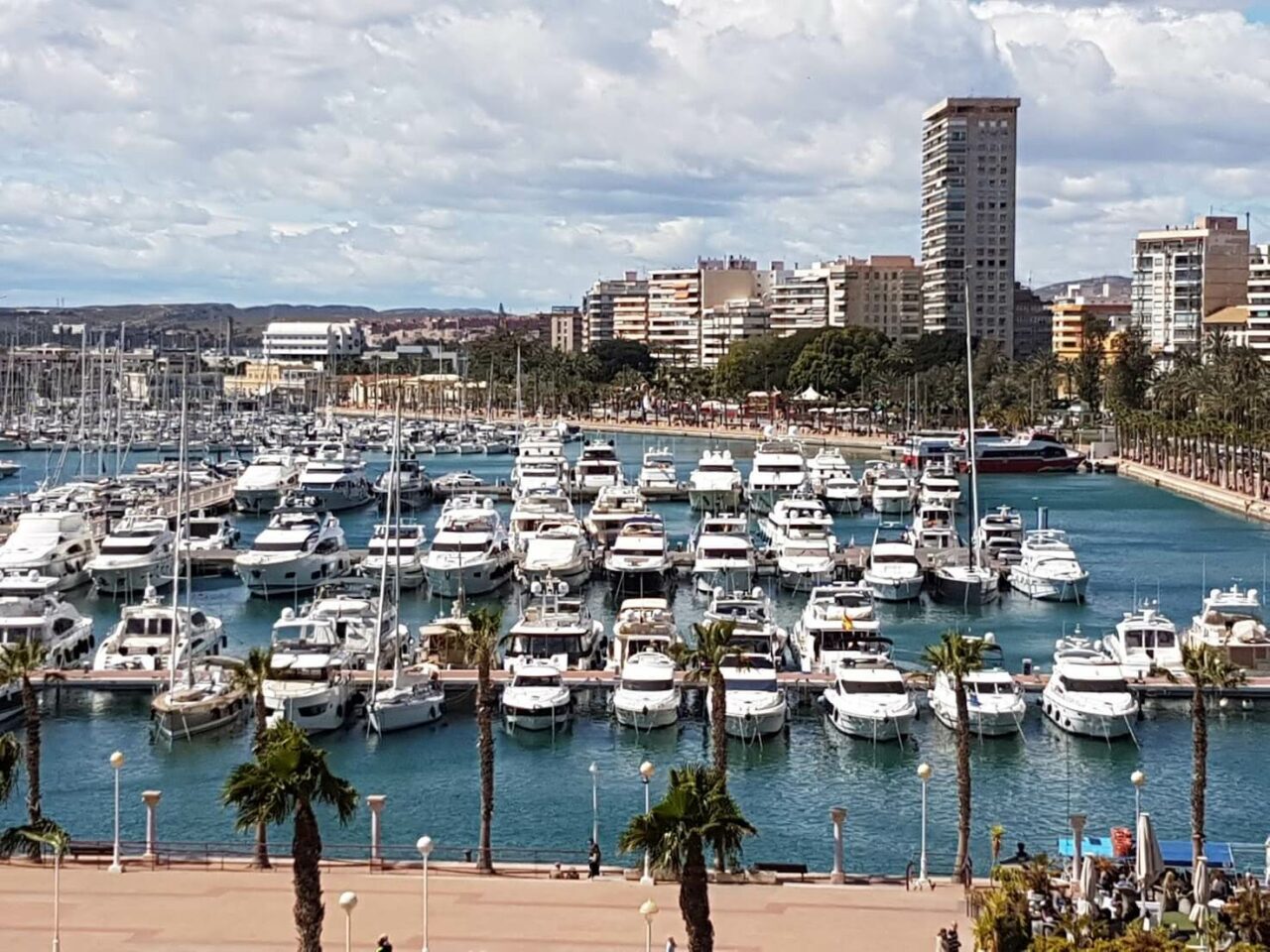 Mange båter ligger til havn i Alicante. Foto