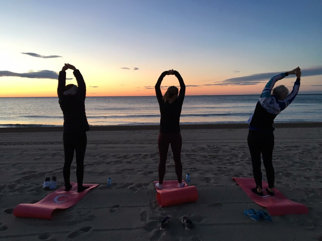 Yoga på stranden i Alicante