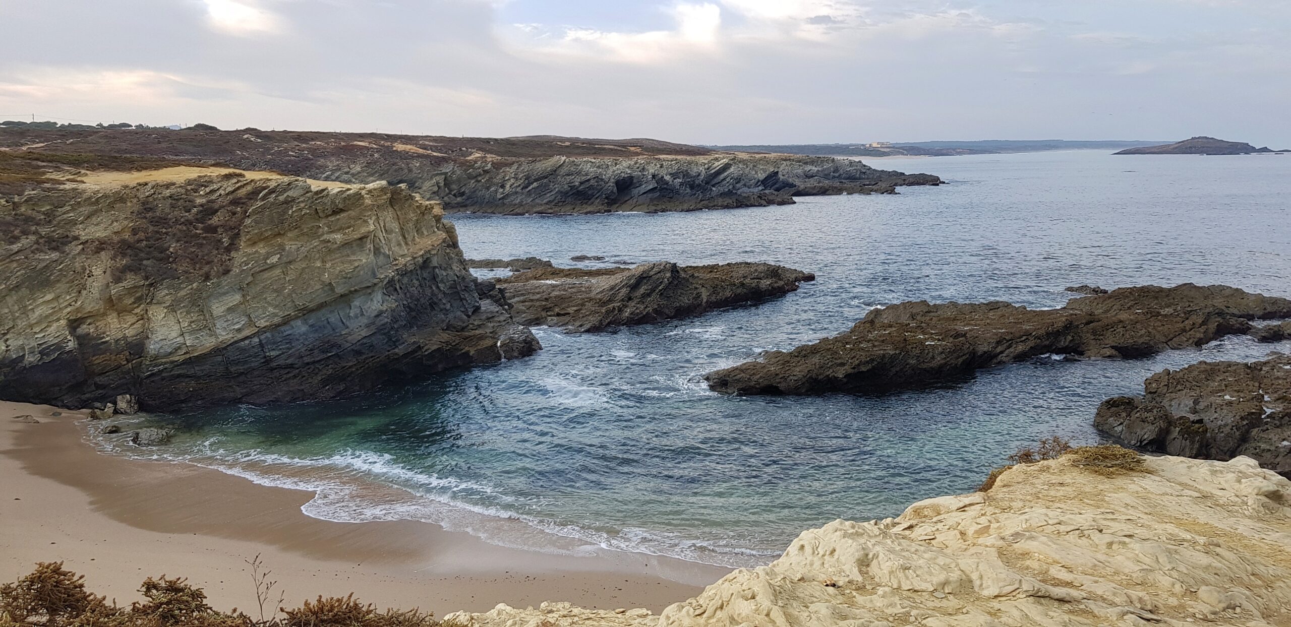 Strand omringet av klipper i Porto Covo, Portugal