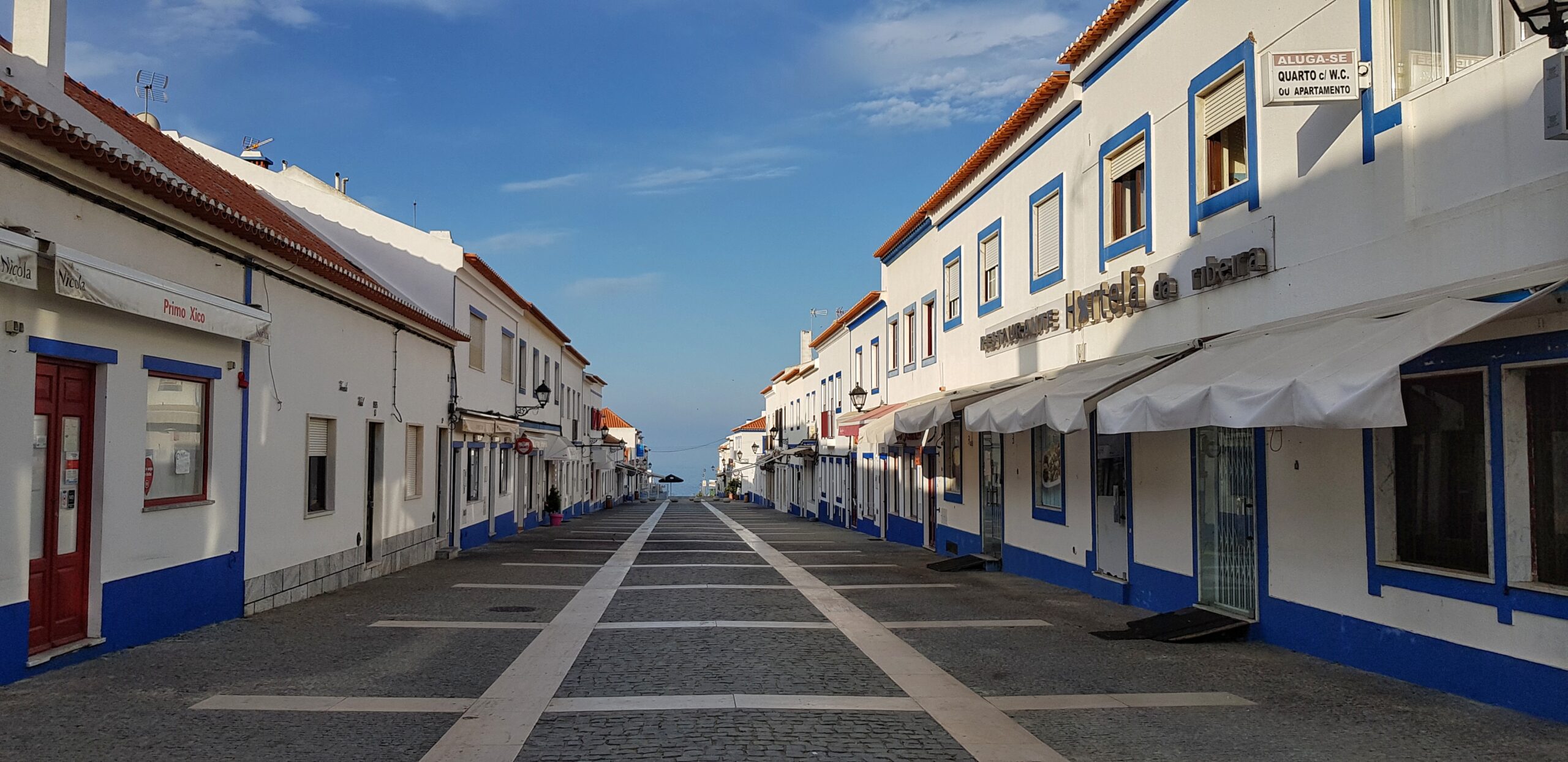 Hvite hus i fiskelandsbyen Porto Covo, Portugal