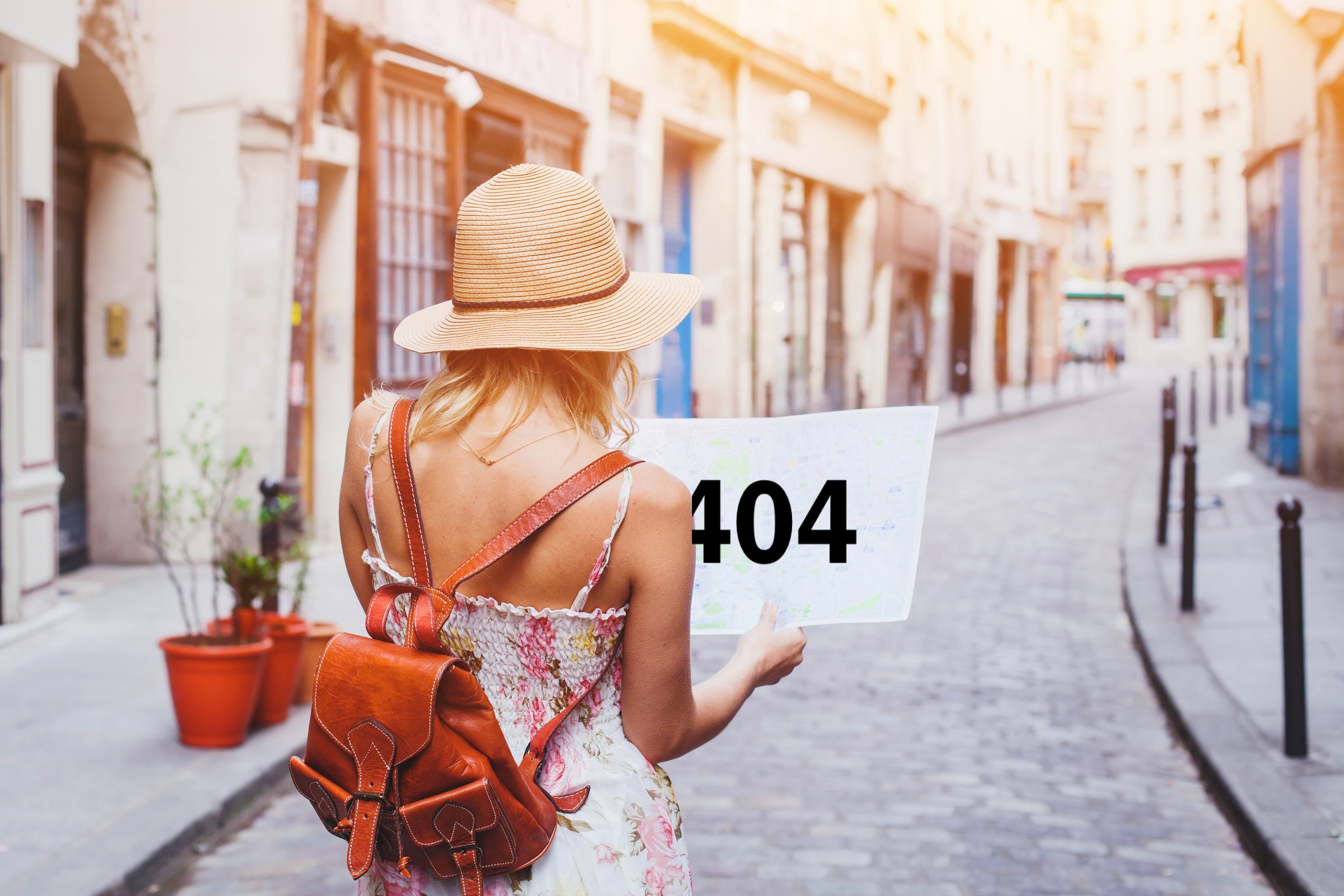 Jente holder opp et kart hvor det står 404