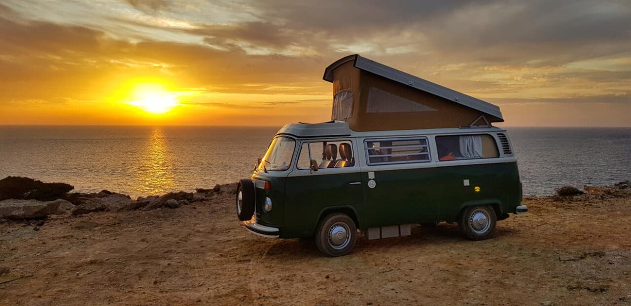 Camper Van parkert på klippe i Portugal
