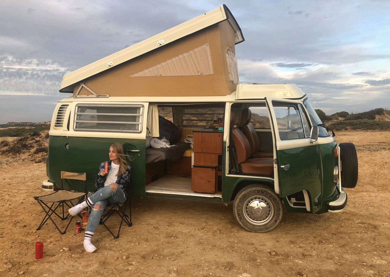 Camper Van parkert på klipper i Portugal