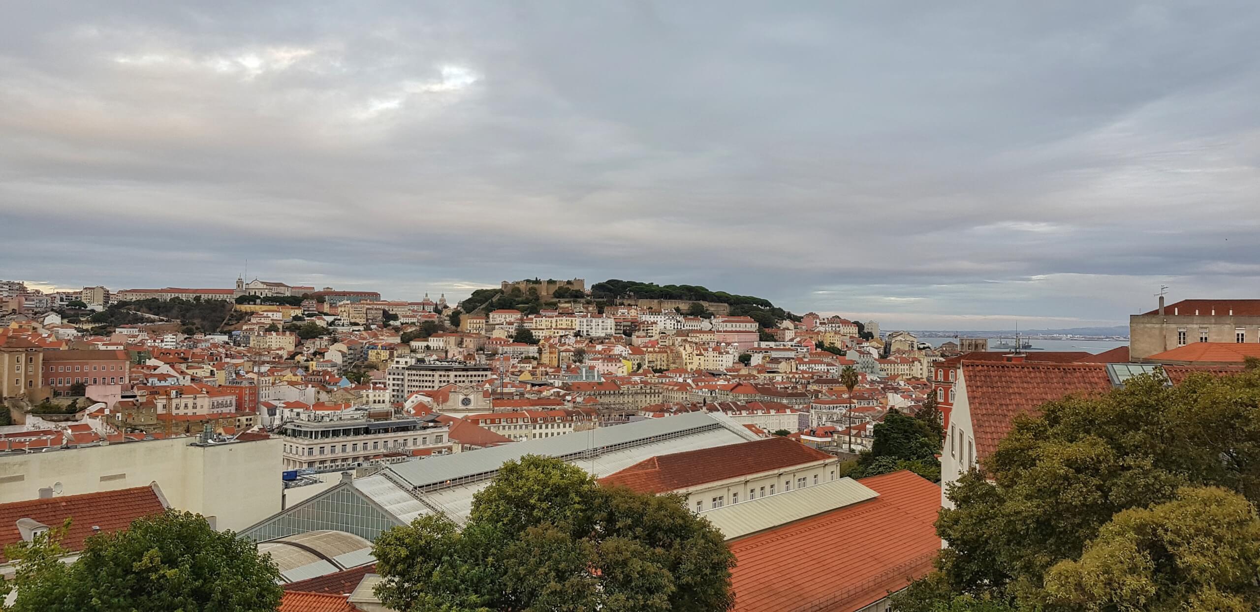 Utsikt fra Miradouro de São Pedro de Alcântara i Lisboa, Portugal