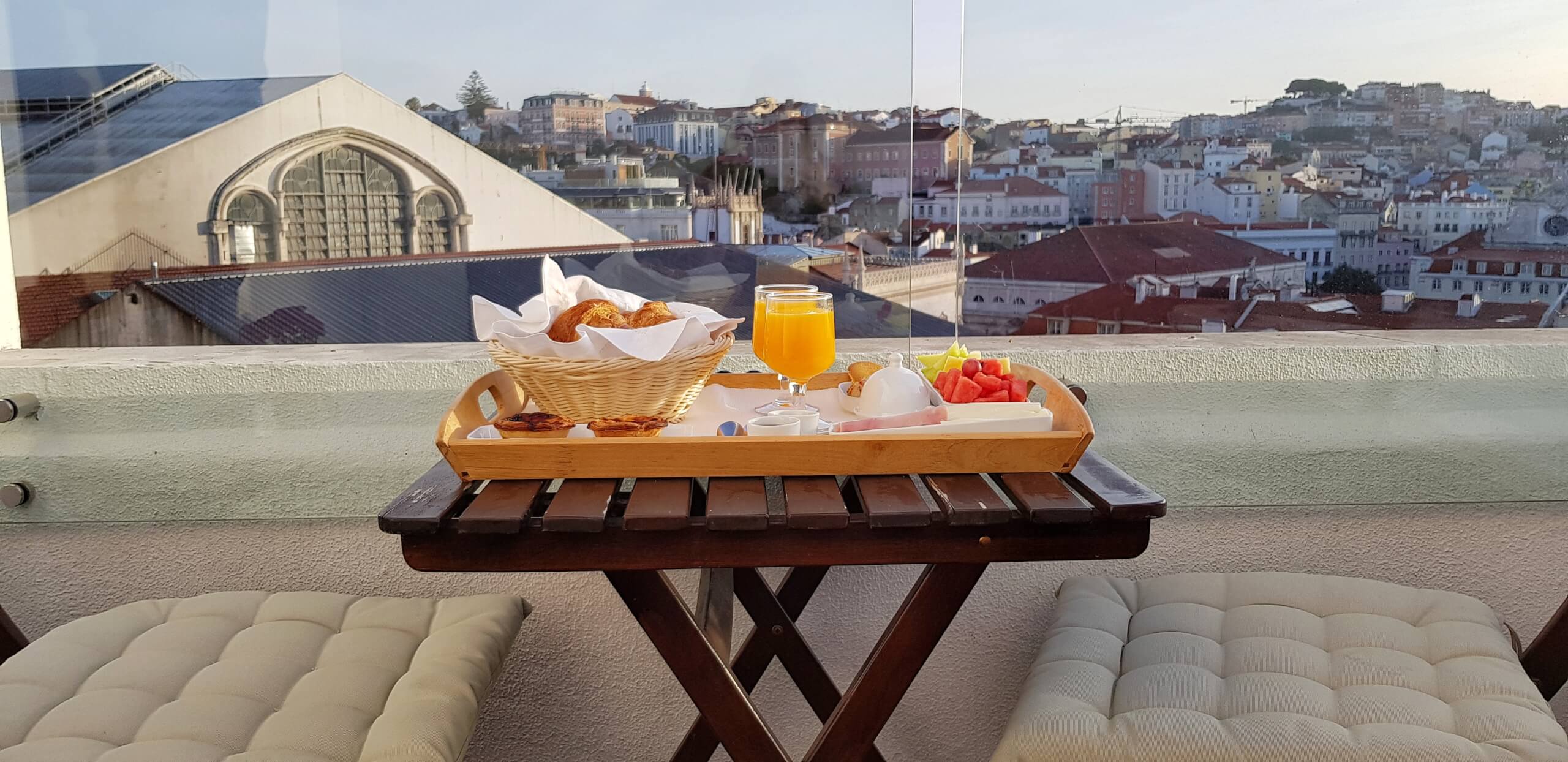Frokost på terrassen ved Casa Balthazar, Lisboa, Portugal.