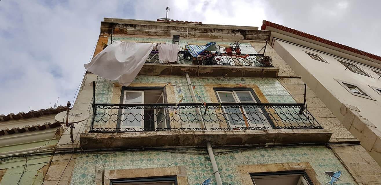 Husfasade i gamlebyen Alfama, Lisboa, Portugal