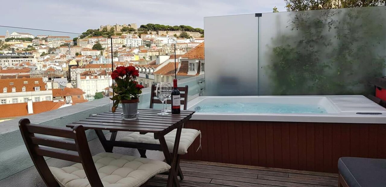 Privat terrasse med boblebad på Casa Balthazar, Lisboa, Portugal