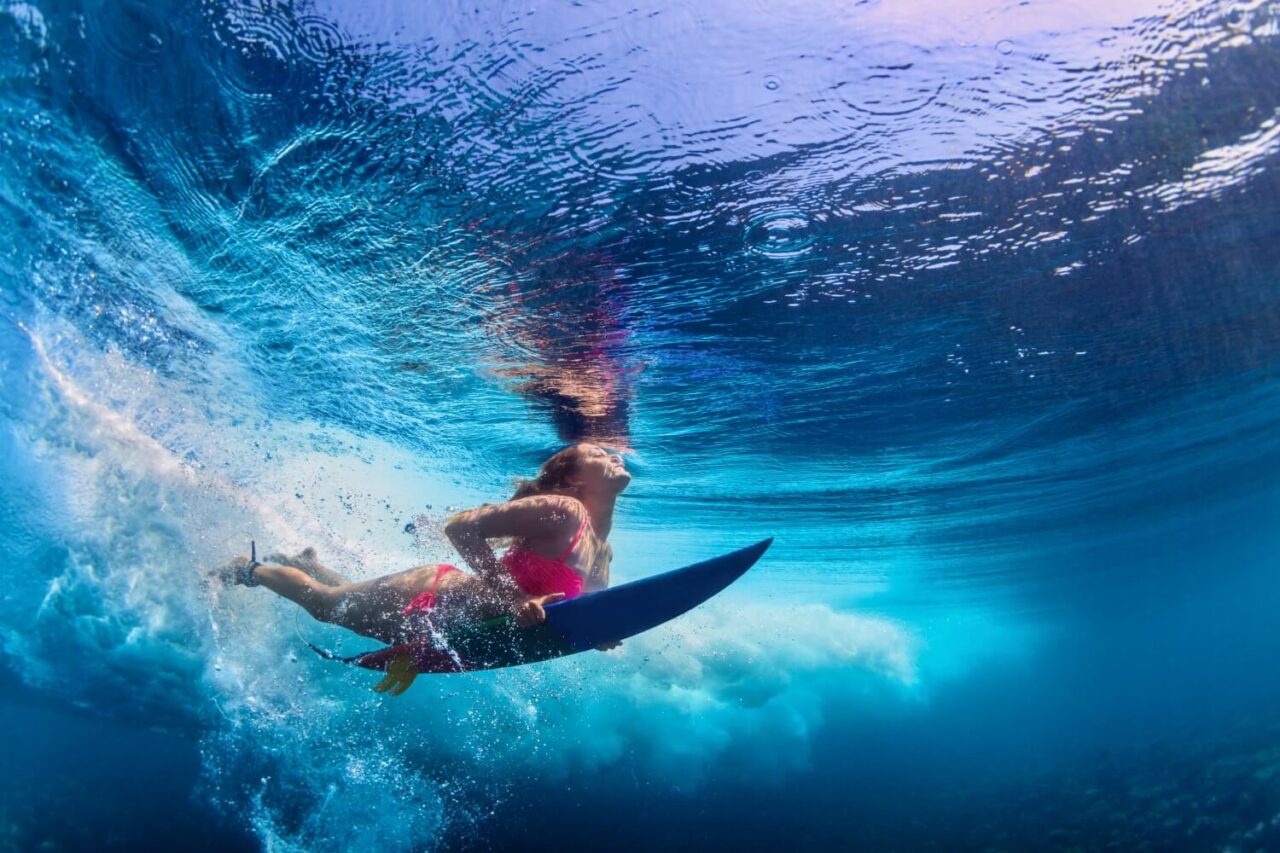 Surfing i krystallblått hav