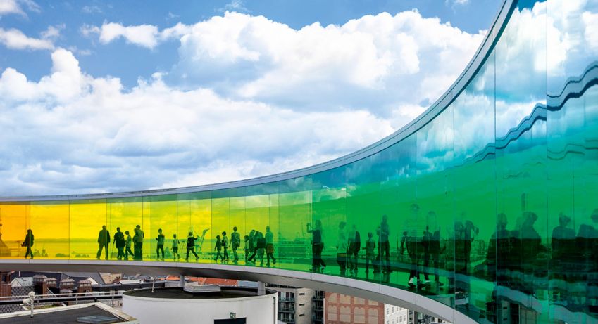 Your Rainbow Panorama er det mest kjente i ARoS Kunstmuseum. Her ser du utsikten gjennom regnbuefarget glass