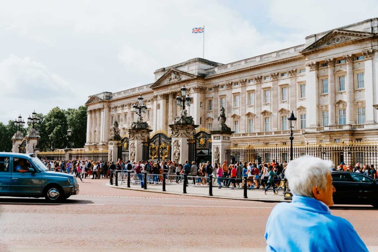 Buckingham Palace med masse mennesker utenfor